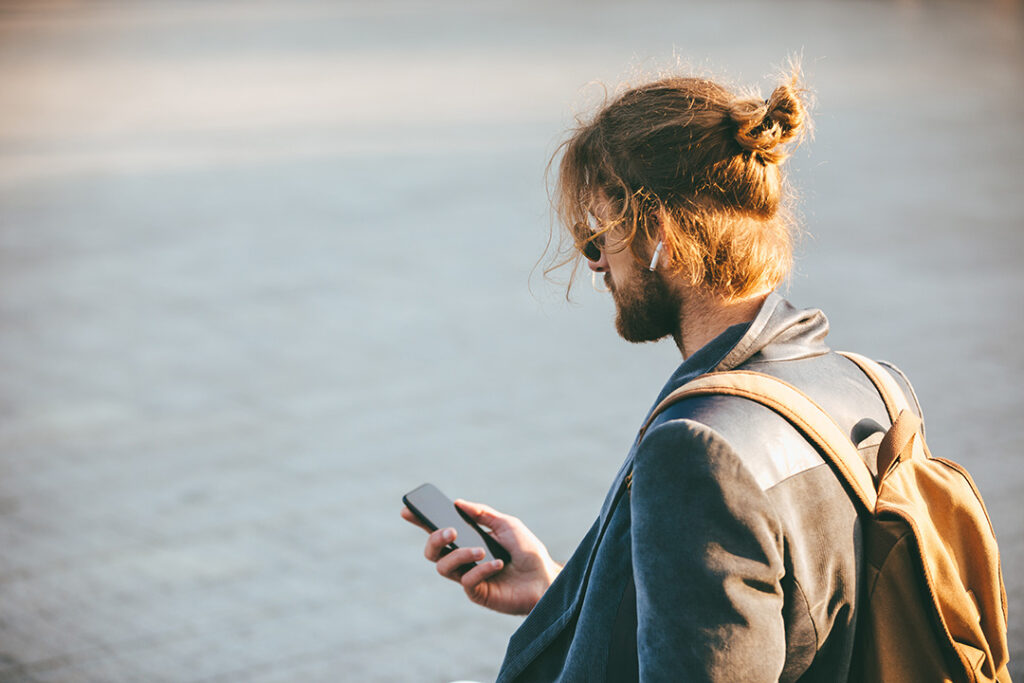 Mand til online terapi på telefonen, mens han er ude at rejse. Han har brug for online parterapi.
